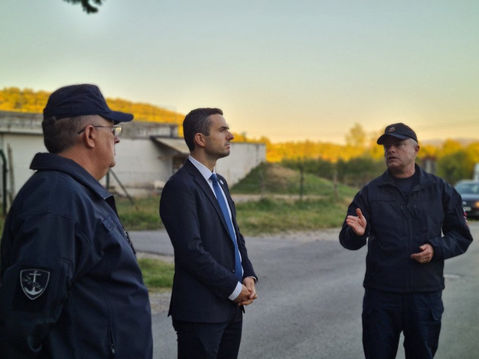 Minister v pogovoru s pripadnikoma mornariškega odreda