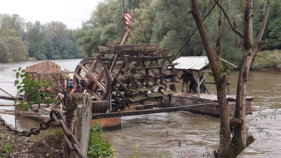 Mlinsko kolo nad reko Muro je pripravljeno na dvig z lesenih plavajočih nosilcev