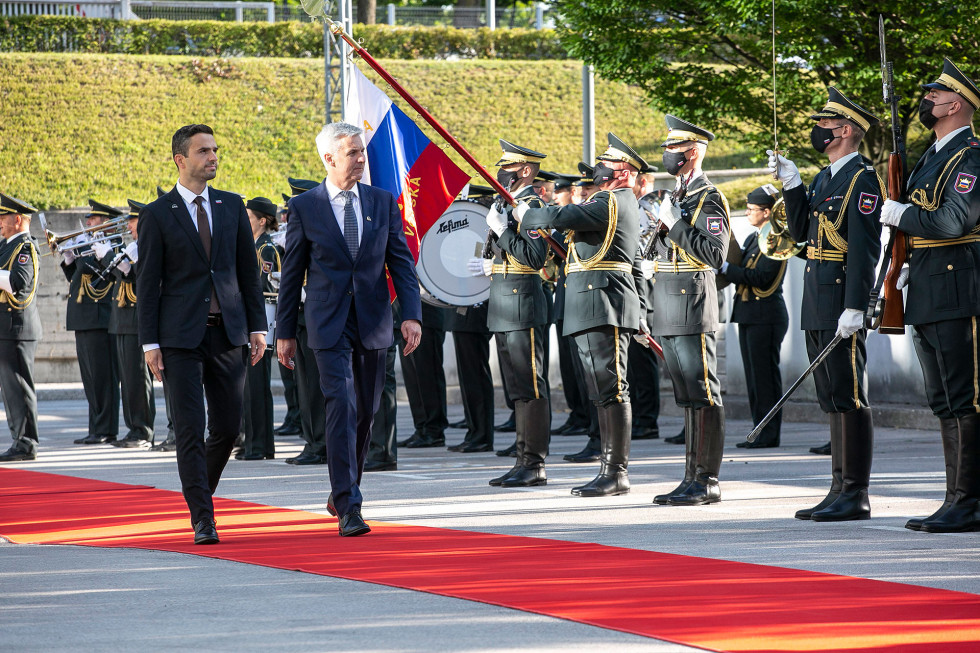 Ministra pregledujeta postrojeno častno četo Slovenske vojske