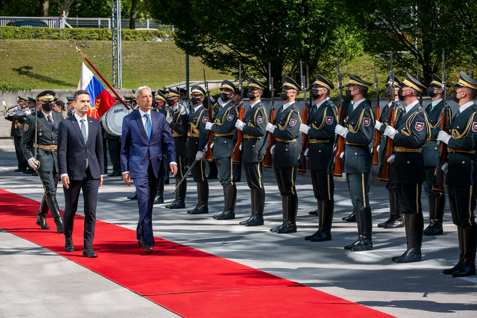 Ministra pregledujeta postrojeno častno četo Slovenske vojske