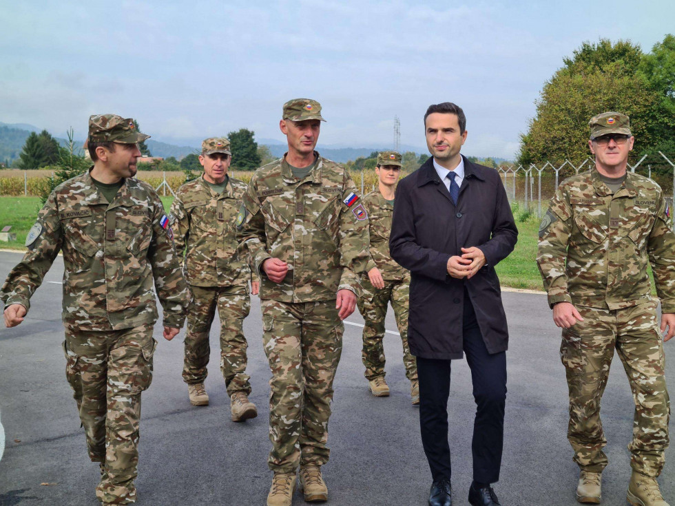 Minister Tonin podpolkovnik in Branko Podbrežnik s sodelavci med hojo. 