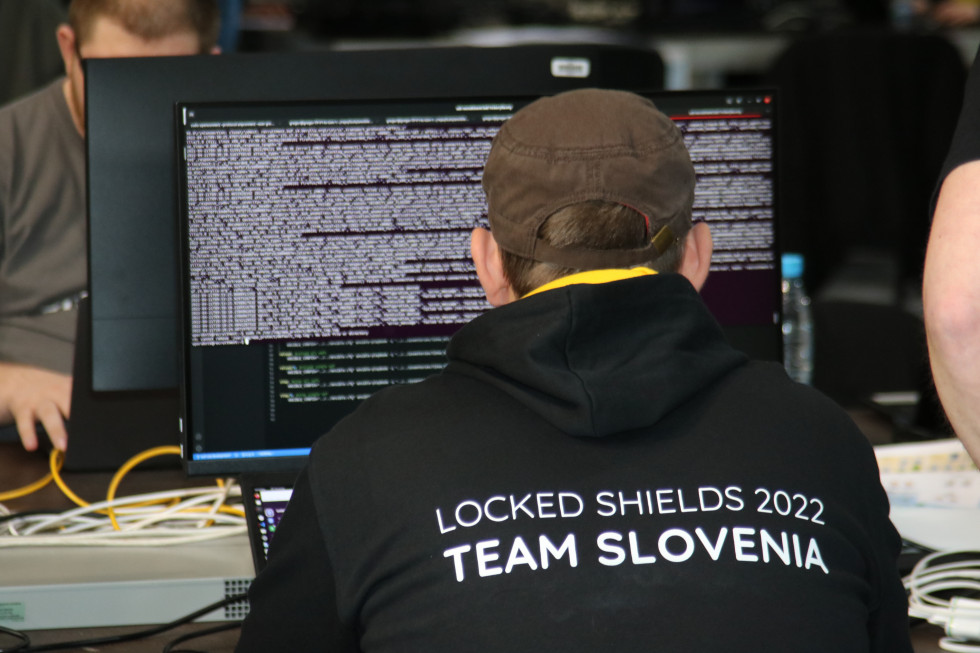 Član slovenske ekipe na vaji kibernetske obrambe LS22