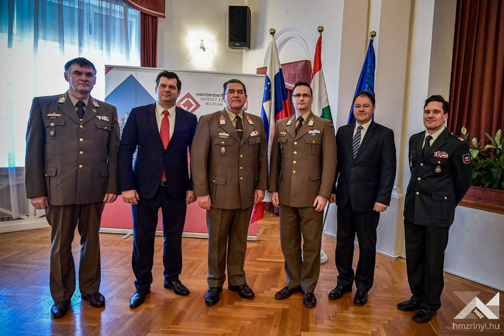 Skupinska fotografija udeležencev zasedanja v dvorani. Zadaj so panoji in zastave