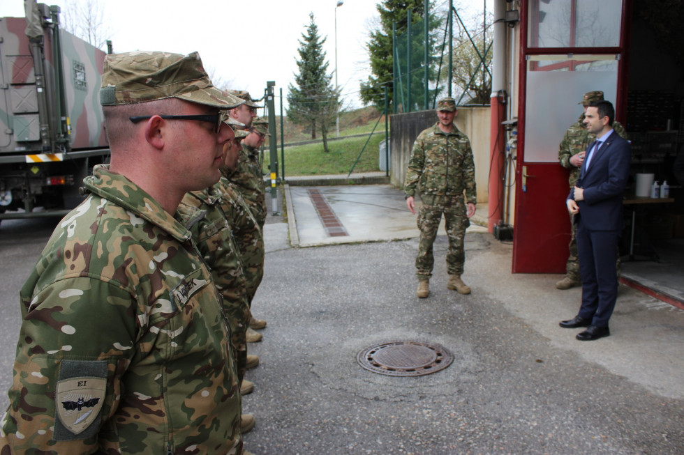Minister stoji pred postrojeno enoto Slovenske vojske. V ozadju je vozilo s specialno opremo