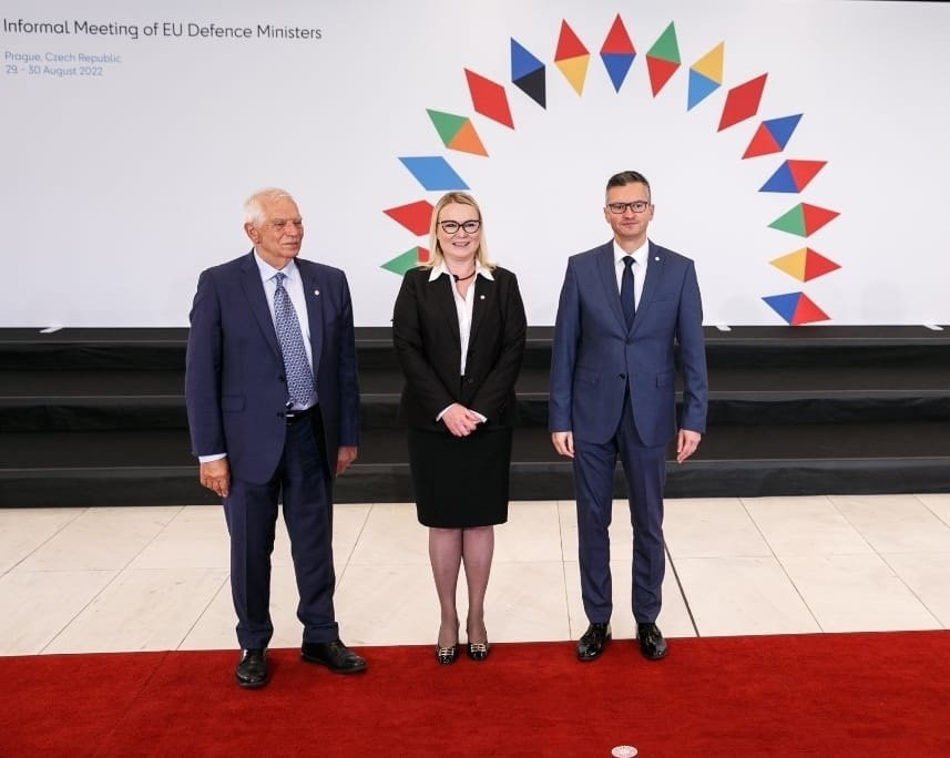 Minister, češka obrambna ministrica in visoki predstavnik EU na odru pred začetkom zasedanja. Za njimi je na steni logotip predsedovanja Češke EU