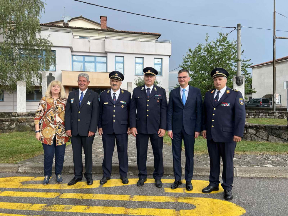 Skupinska fotografija ministra in predstavnikov društva