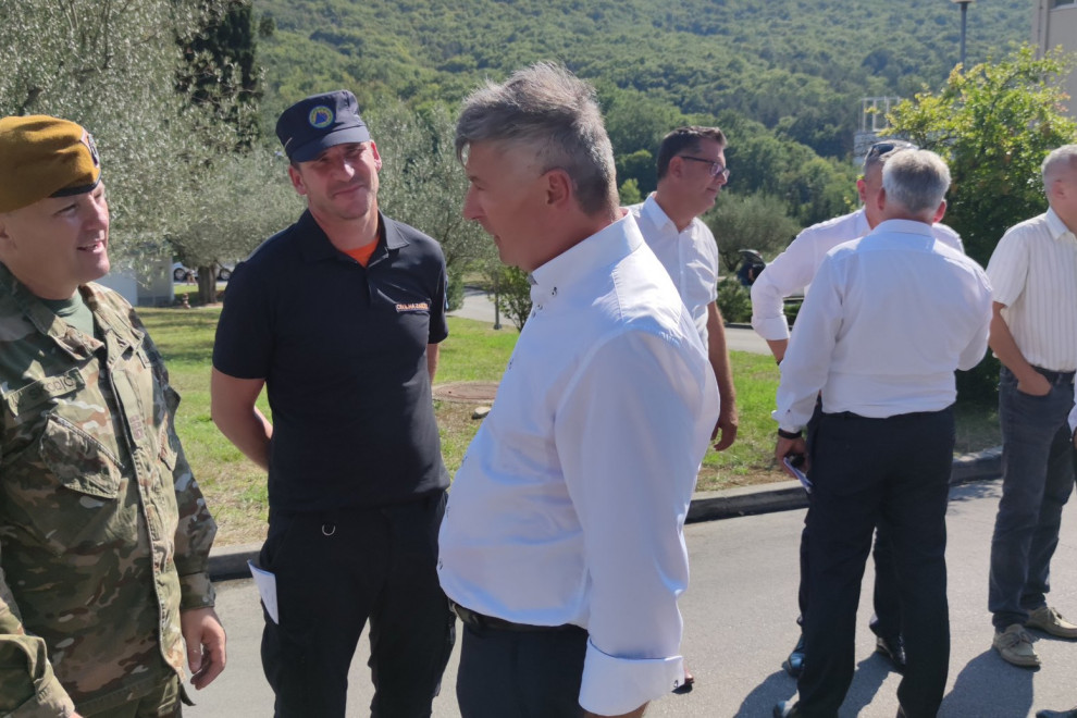 Udeleženci novinarske konference pred vodarno v Cepkih
