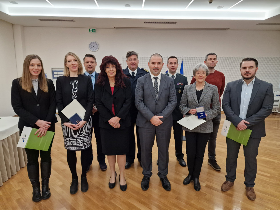 Skupinska fotografija novih civilnih strokovnjakov z direktorjem,