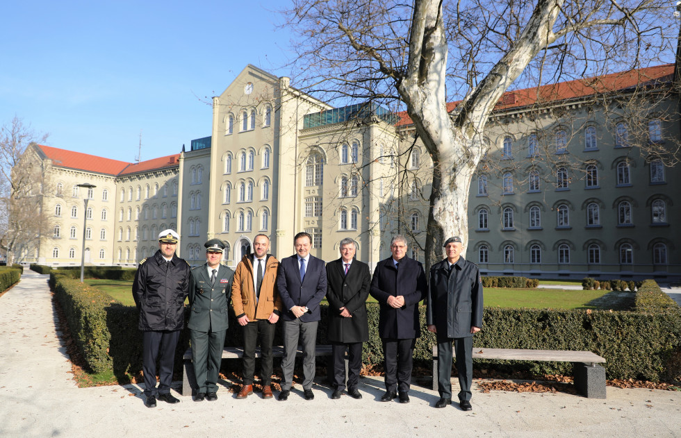 Skupinska slika delegacije pred Kadetnico v Mariboru