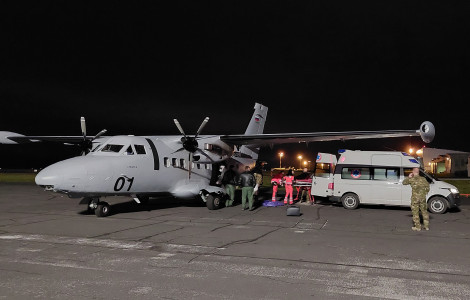 UKR 1 20221227 171208 (The wounded man is being transferred from the plane standing on the airport runway to an ambulance)