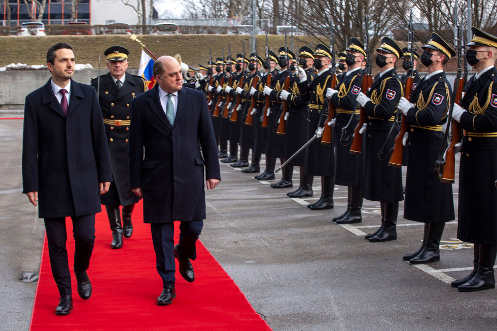 Ministra hodita po rdeči preprogi ob postrojenih vojakih protokolarne enote Slovenske vojske