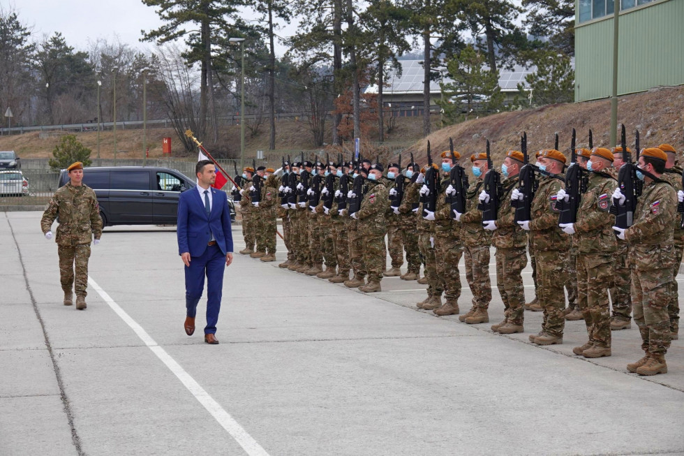 Ministra je v vojašnici sprejela postrojena četa vojakov Slovenske vojske