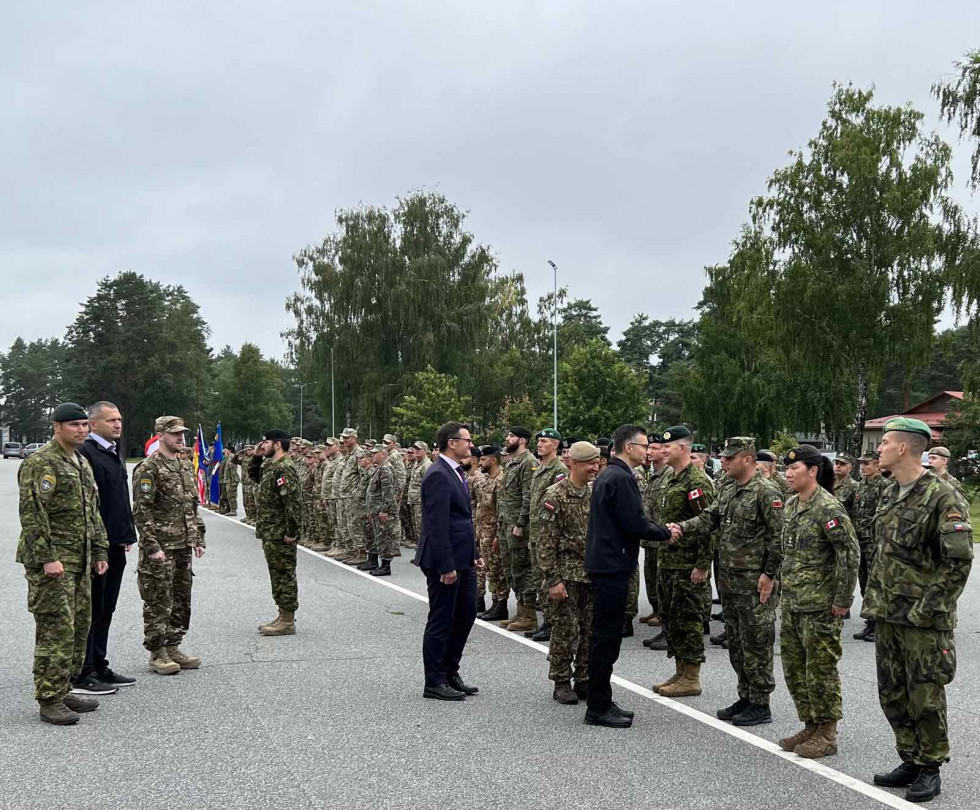 Minister Marjan Šarec je pozdravil vojake v postroju