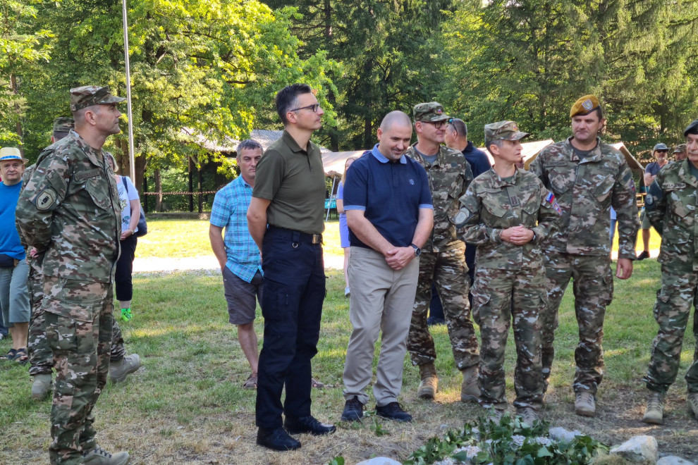 Minister s predstavniki ministrstva in Slovenske vojske ob prihodu v tabor spremlja predstavitev