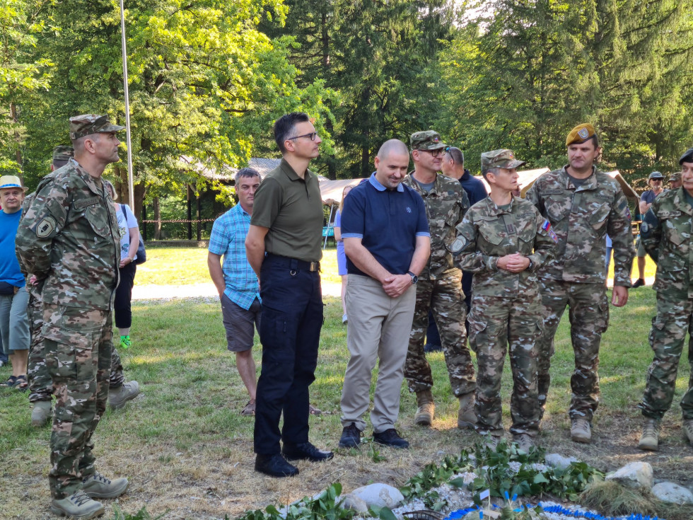 Minister s predstavniki ministrstva in Slovenske vojske ob prihodu v tabor spremlja predstavitev