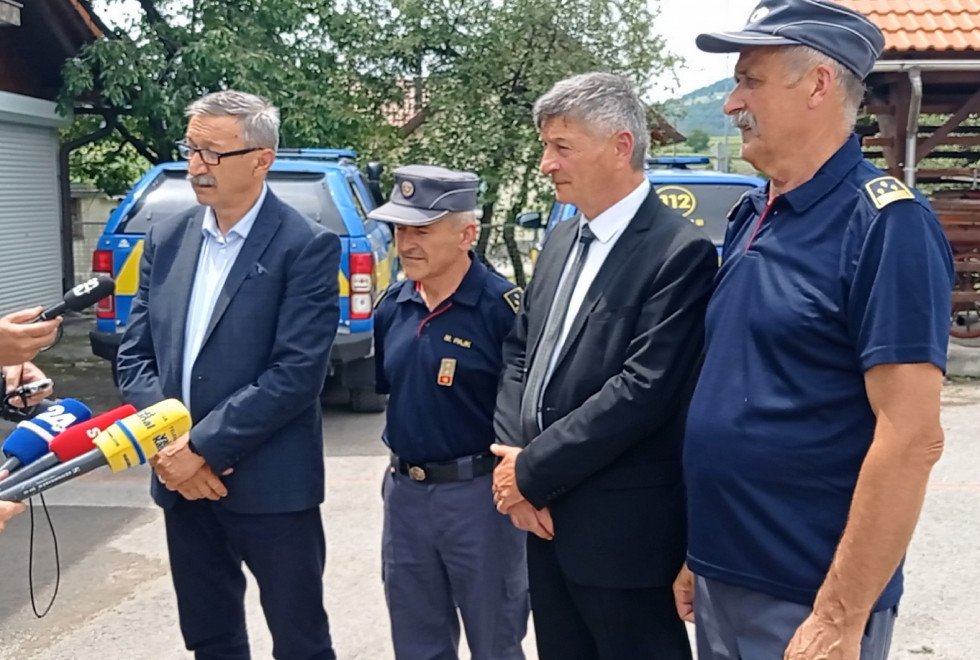 Državni sekretar Medved, poveljnik Civilne zaščite Šestan in lokalna predstavnika Civilne zaščite podajajo izjavo za medije