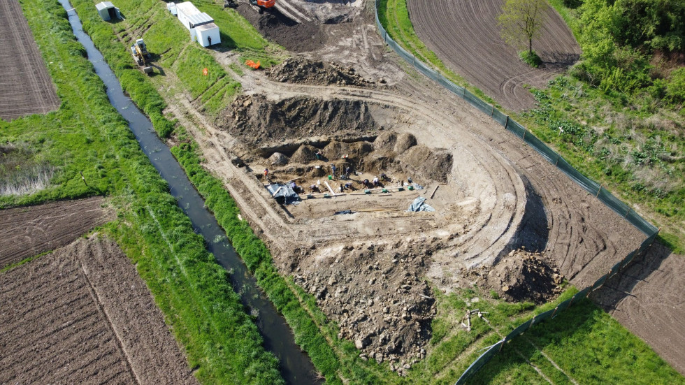 Pogled iz zraka na velik izkop zemljišča ob strugi potoka