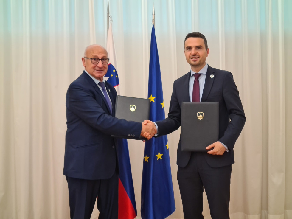 Minister Tonin in predsednik Gabrovec se rokujeta po podpisu sporazuma