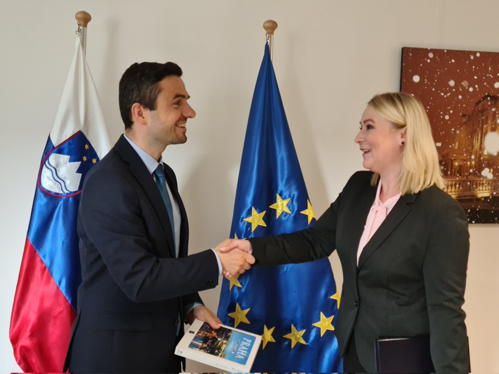 Ministra se rokujeta pred zastavama Slovenije in EU