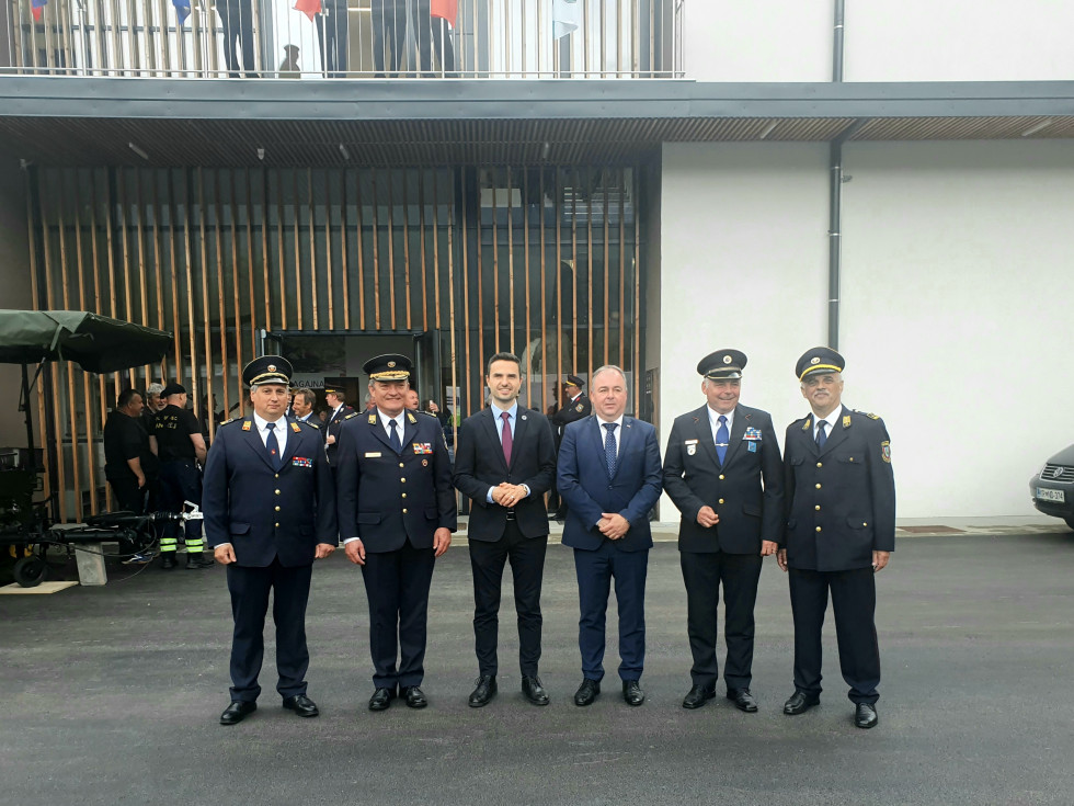 Skupinska fotografija ministra, predstavnikov gasilske zveze in občine