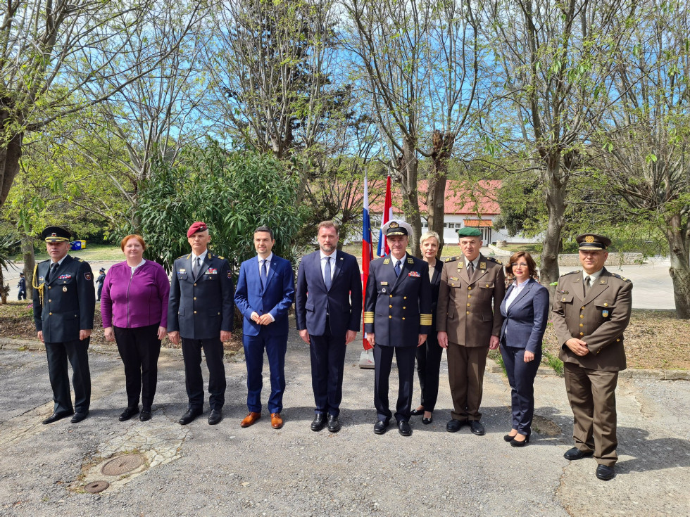 Skupinska fotografija ministrov, načelnikov štabov in članov delegacij ministrstev