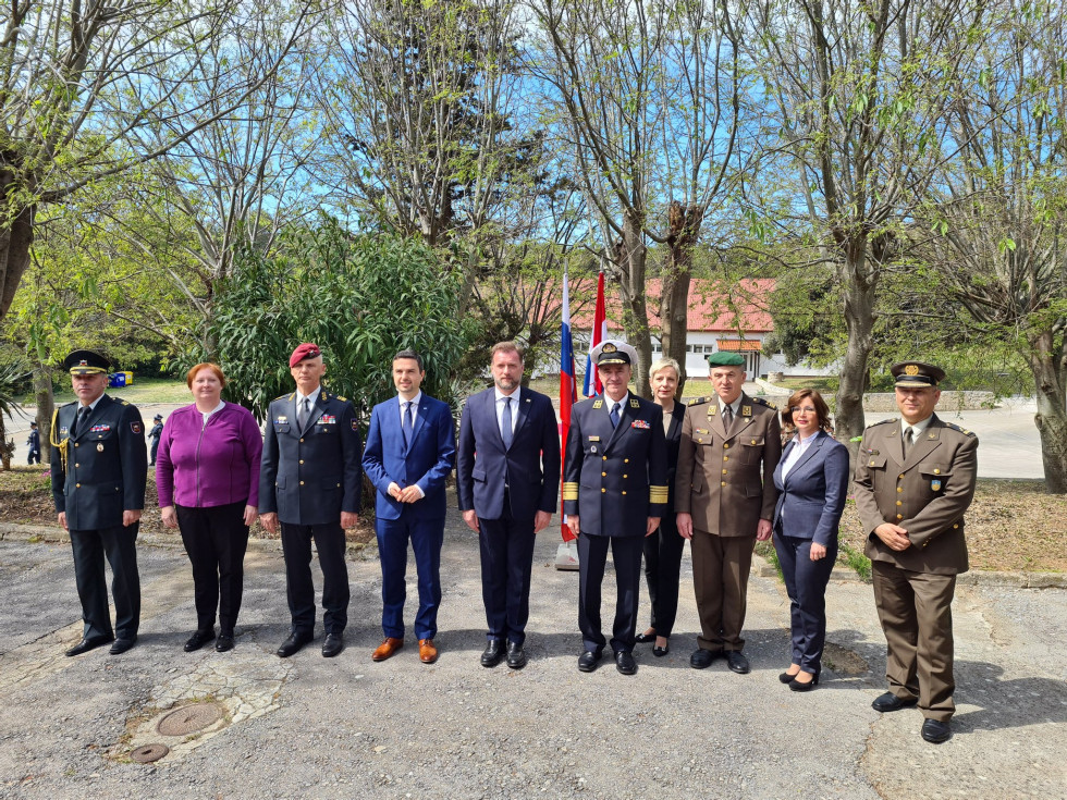 Group photo of ministers, chiefs of staff and members of ministerial delegations