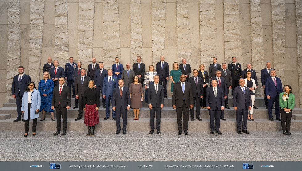 Skupinska fotografija ministrov udeležencev zasedanja. Ministri stojijo v vrstah, za njimi je kamnit zid.