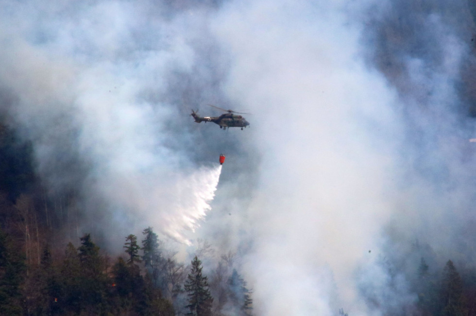 Helikopter cougar Slovenske vojske med odmetavanjem vode na gozdni požar