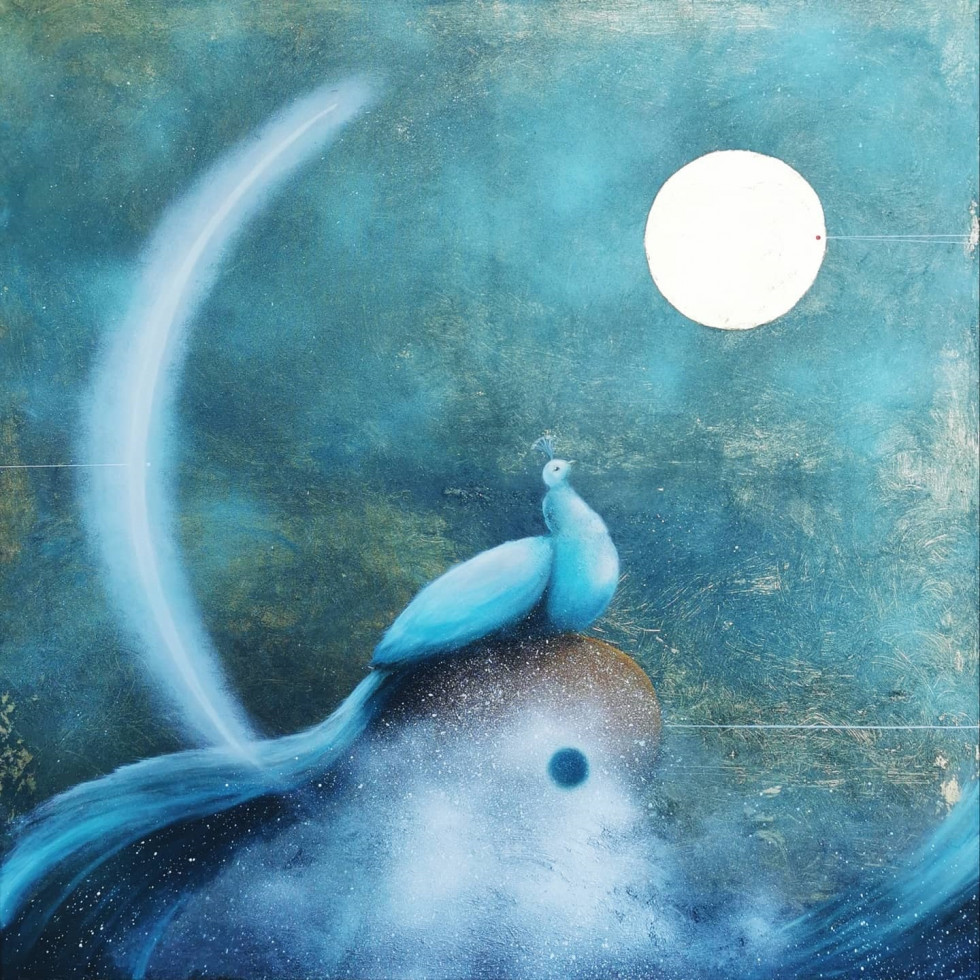 Umetniška slika v modrih odtenkih. Osrednja figura je pav, nad njim pa polna luna.
