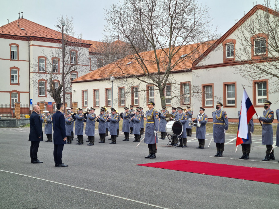 Ministra pred postrojeno častno četo slovaške vojske