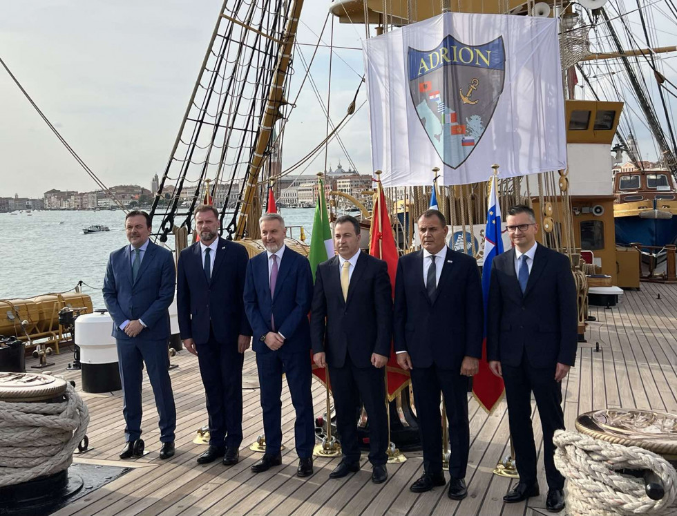 Ministri držav pobude Adrion stojijo na palubi ladje, v ozadju Benetke