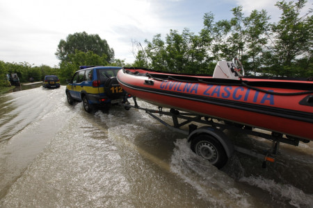 VA Civil Protection vehicle towing a trailer with a rubber dinghy on a flooded carriageway.