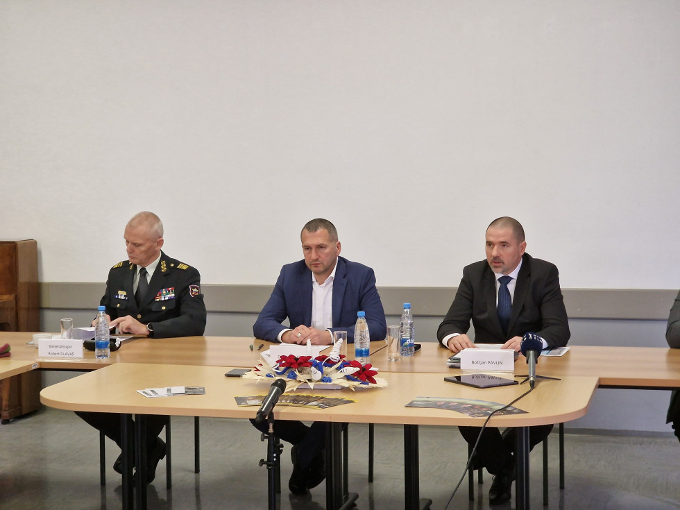 Načelnik Glavaš, državni sekretar Črnčec, generalni direktor Pavlin sedijo za konferenčno mizo