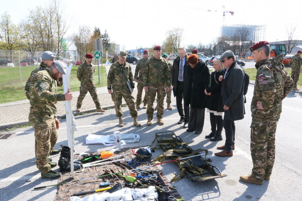 Pripadniki 1. brigade Slovenske vojske članom Odbora za obrambo predstavljajo vojaško gorniško opremo