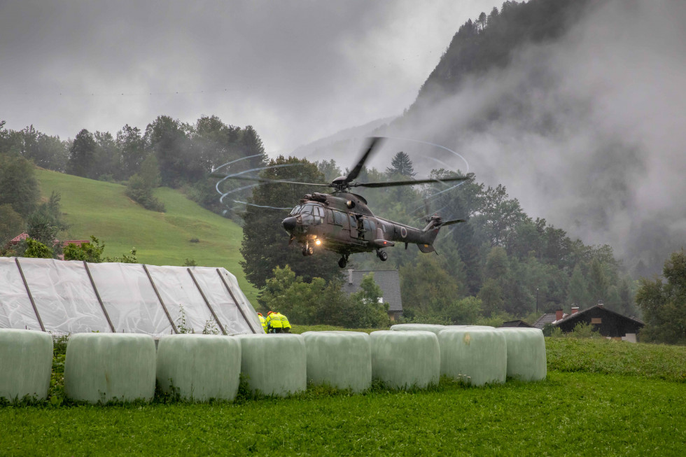 Helikopter pristaja blizu poplavljenega območja