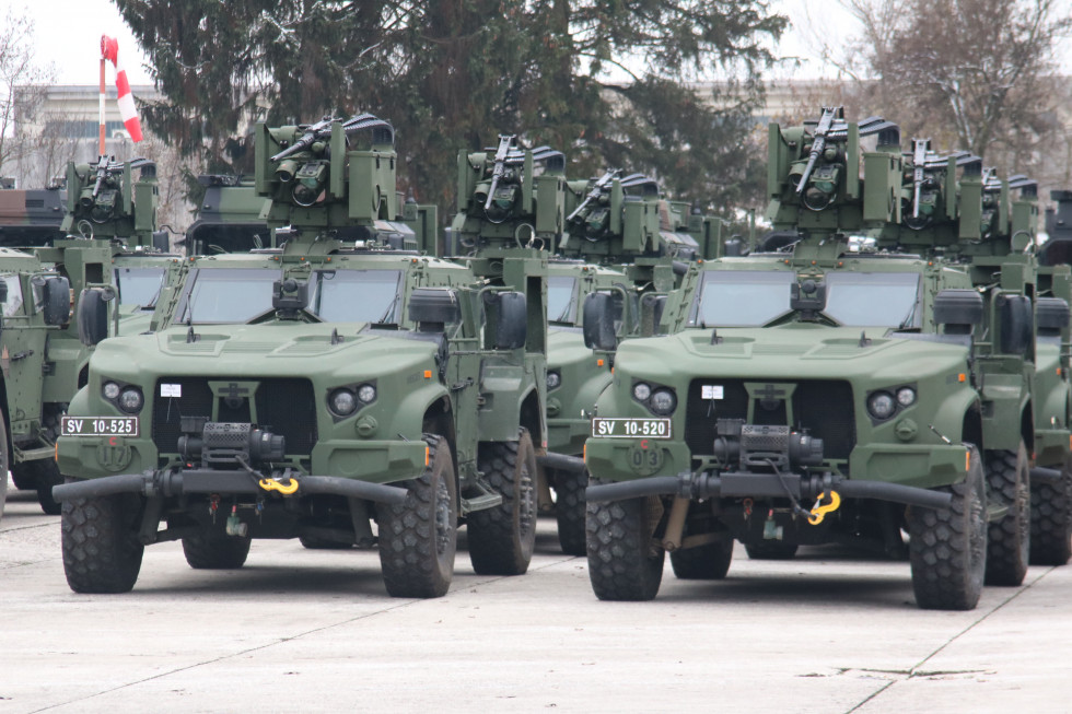 Dve lahki kolesni oklepni vozili 4 x 4 v ospredju konvoja vozil Slovenske vojske