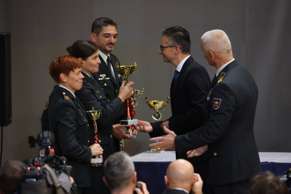 Minister podeljuje priznanja in pokale najboljšim športnikom