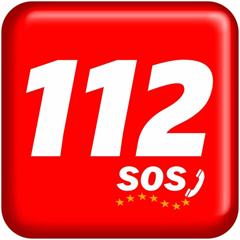 Na rdečem kvadratu je z belimi številkami izpisnao 112, pod njo pa še beseda SOS in stilizirana telefonska slušalka