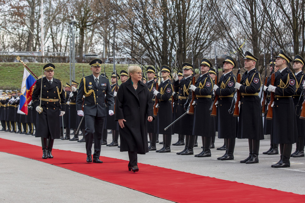 Predsednica koraka po rdeči preprogi ob postrojeni častni četi Slovenske vojske 