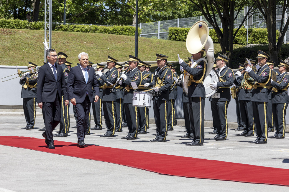 Minister Šarec and Minister Tîlvăr walking the red carpet alongside the Slovenian Army orchestra.