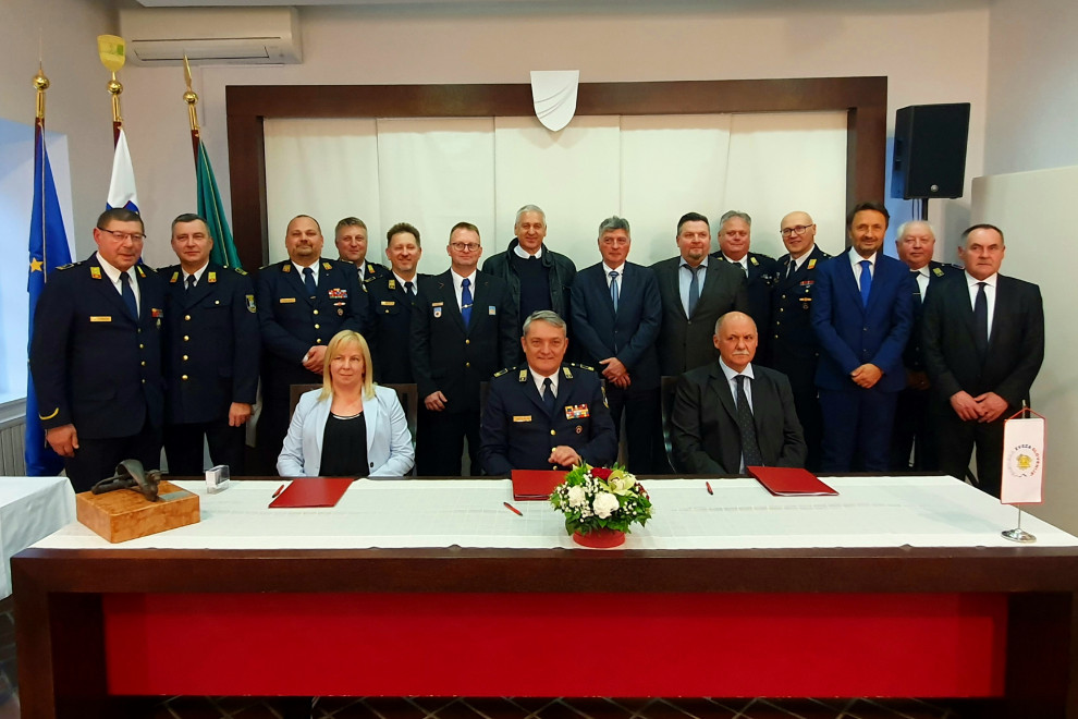 Skupinska fotografija udeležencev slovesnosti ob podpisu pogodb