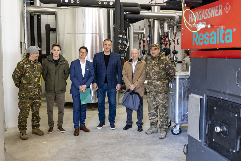 Skupinska fotografija predstavnikov ministrstva in podjetja v novi kotlovnici