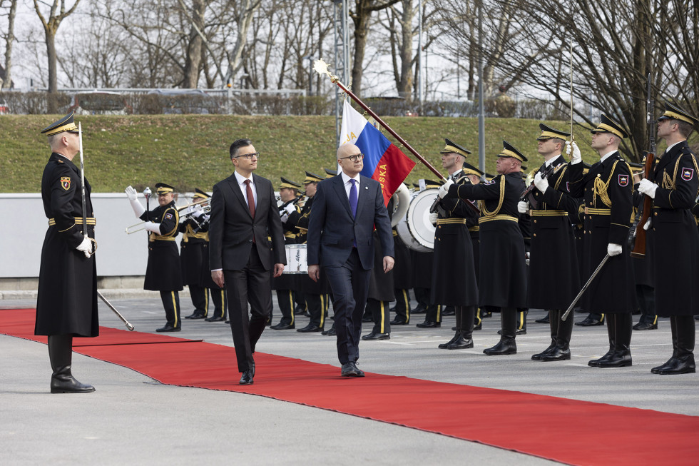 Ministra hodita po rdeči preprogi ob pregledu častne čete Slovenske vojske