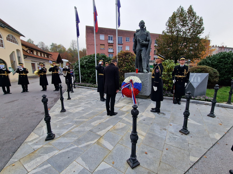 Minister polaga venec k spomeniku Rudolfa Maistra. Ob njem sta pripadnika častne čete Slovenske vojske