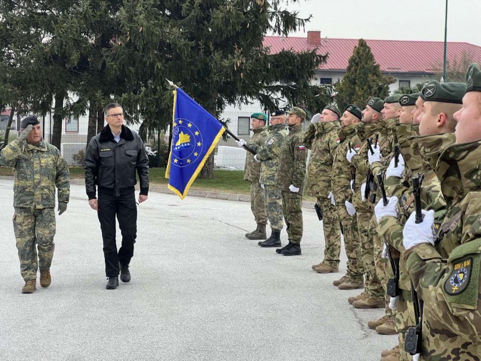 Minister hodi ob postrojeni častni četi vojske Bosne in Hercegovine