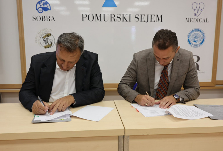 Podpis dveh dogovorov o donacijah med Slovenijo in Črno goro na sejmu Sobra