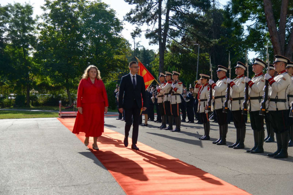 Ministra hodita po rdeči preprogi ob postrojeni častni lčeti