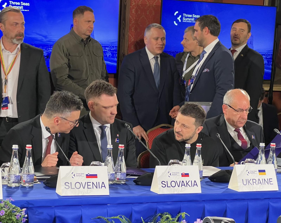 Predstavniki Slovenije, Slovaške in Ukrajine sedijo za razpravno mizo. 