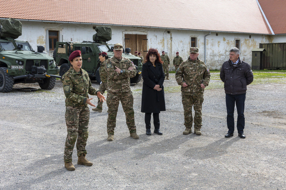 Predstavniki vojske in ministrstva na vadišču pred začetkom predstavitve