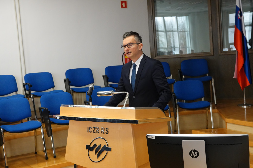 Minister Šarec stoji za govorniškim pultom
